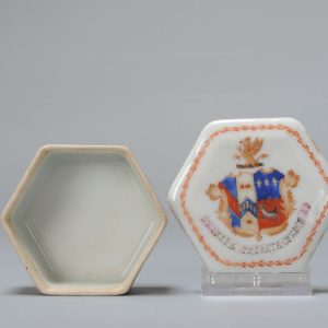 Antique Chinese Armorial box Porcelain Qianlong/Jiaqing Period