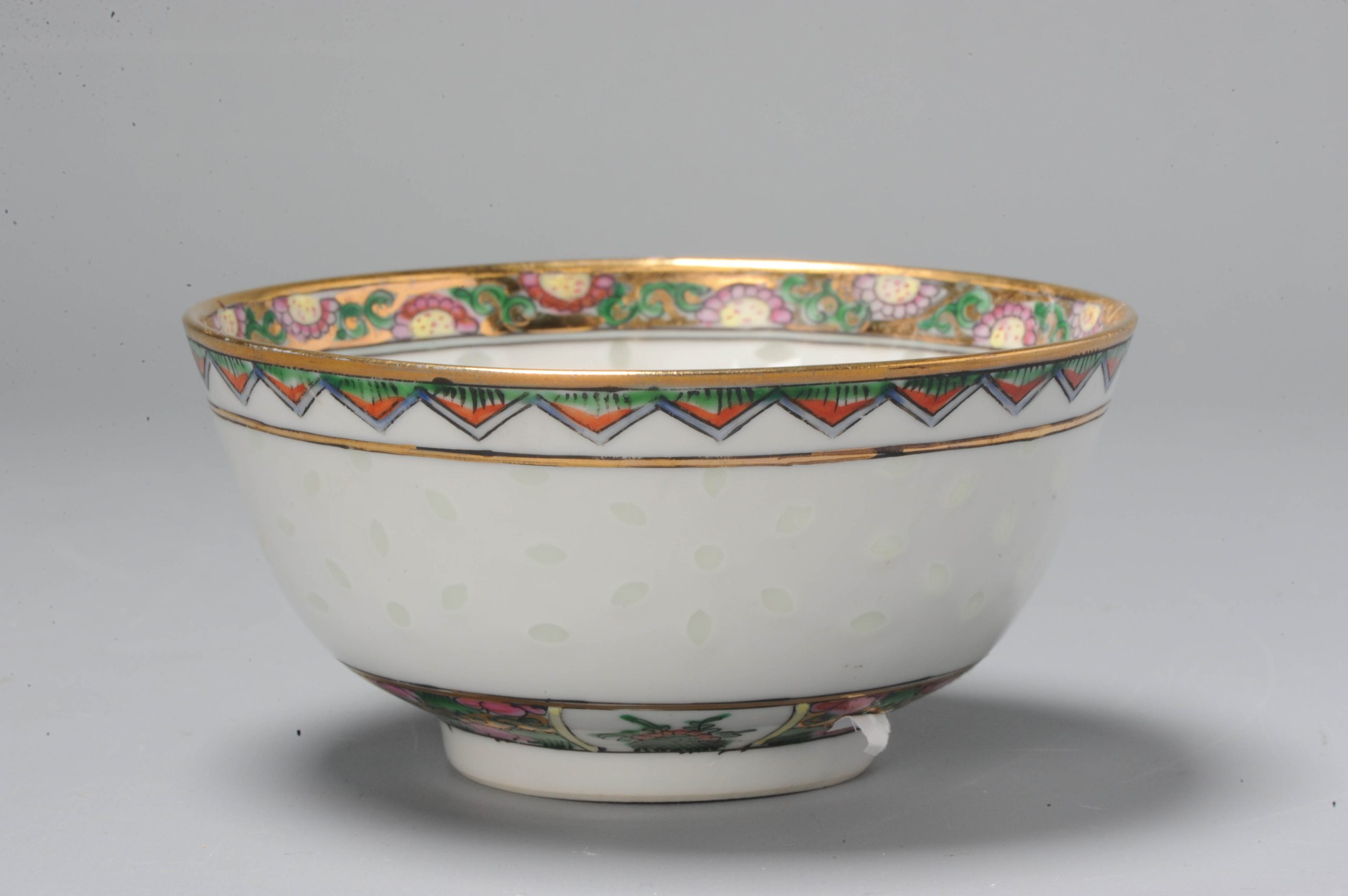 Antique Chinese Peoples Republic period Rice grain bowl with flowers, China 20th c.