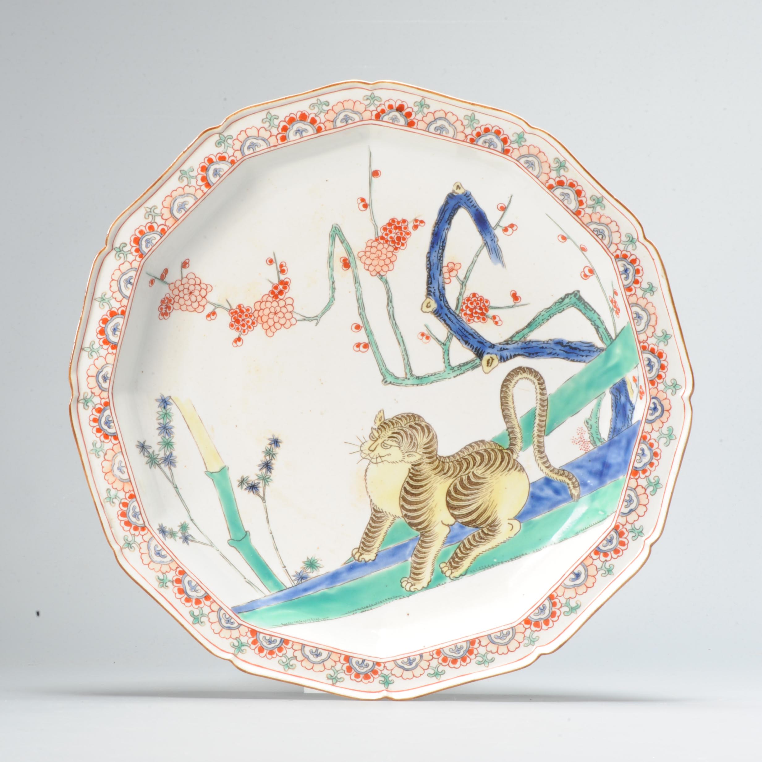 Antique Japanese Kakiemon Porcelain Tiger Plate. Top quality work Japan