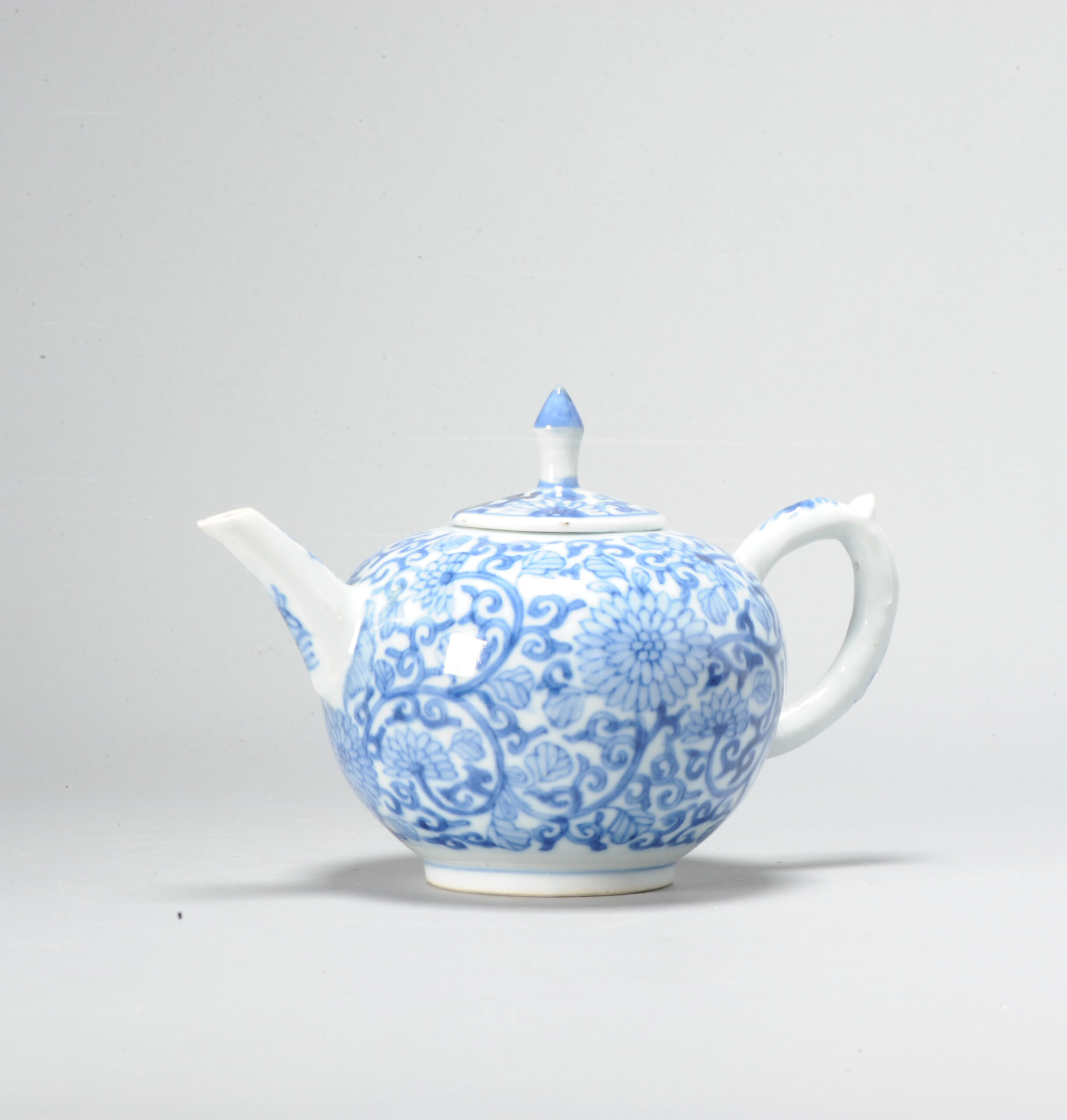 Antique Chinese Porcelain Kangxi period Teapot Nice Blue and White Decoration