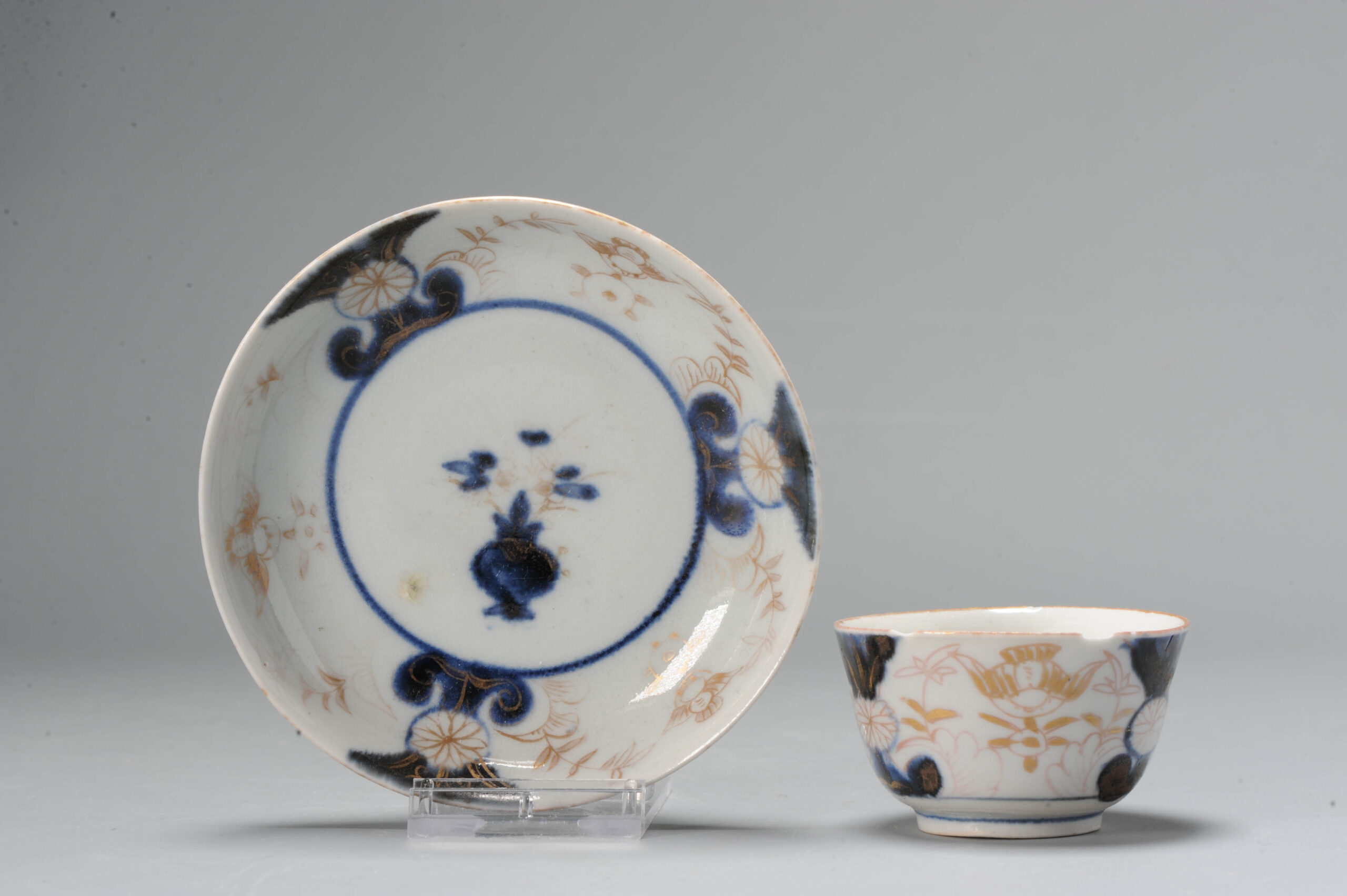 A Japanese Edo period Gold Imari Porcelain tea bowl and saucer Japan