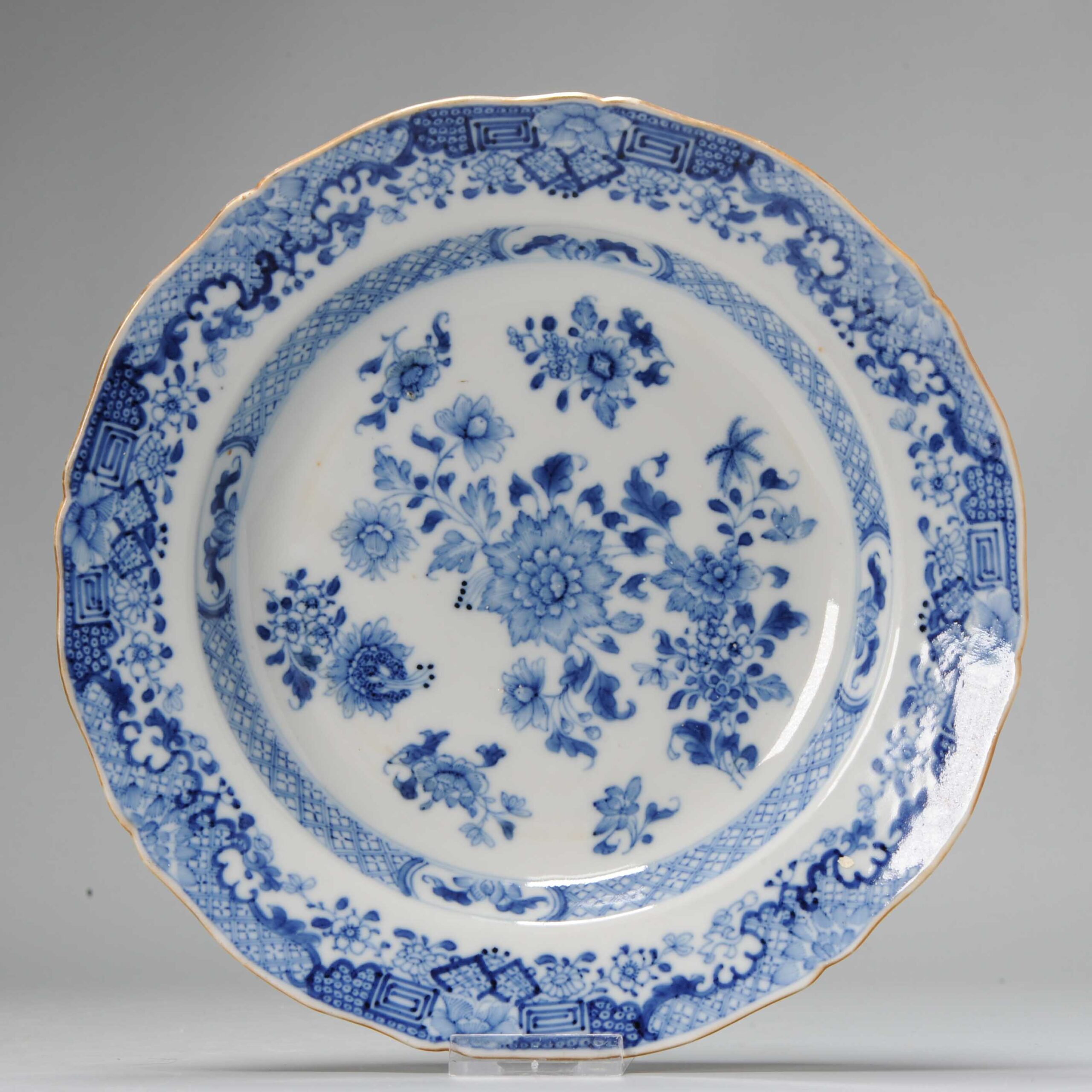 Perfect Antique high quality Chinese 18C Blue and white Garden Floral Dish