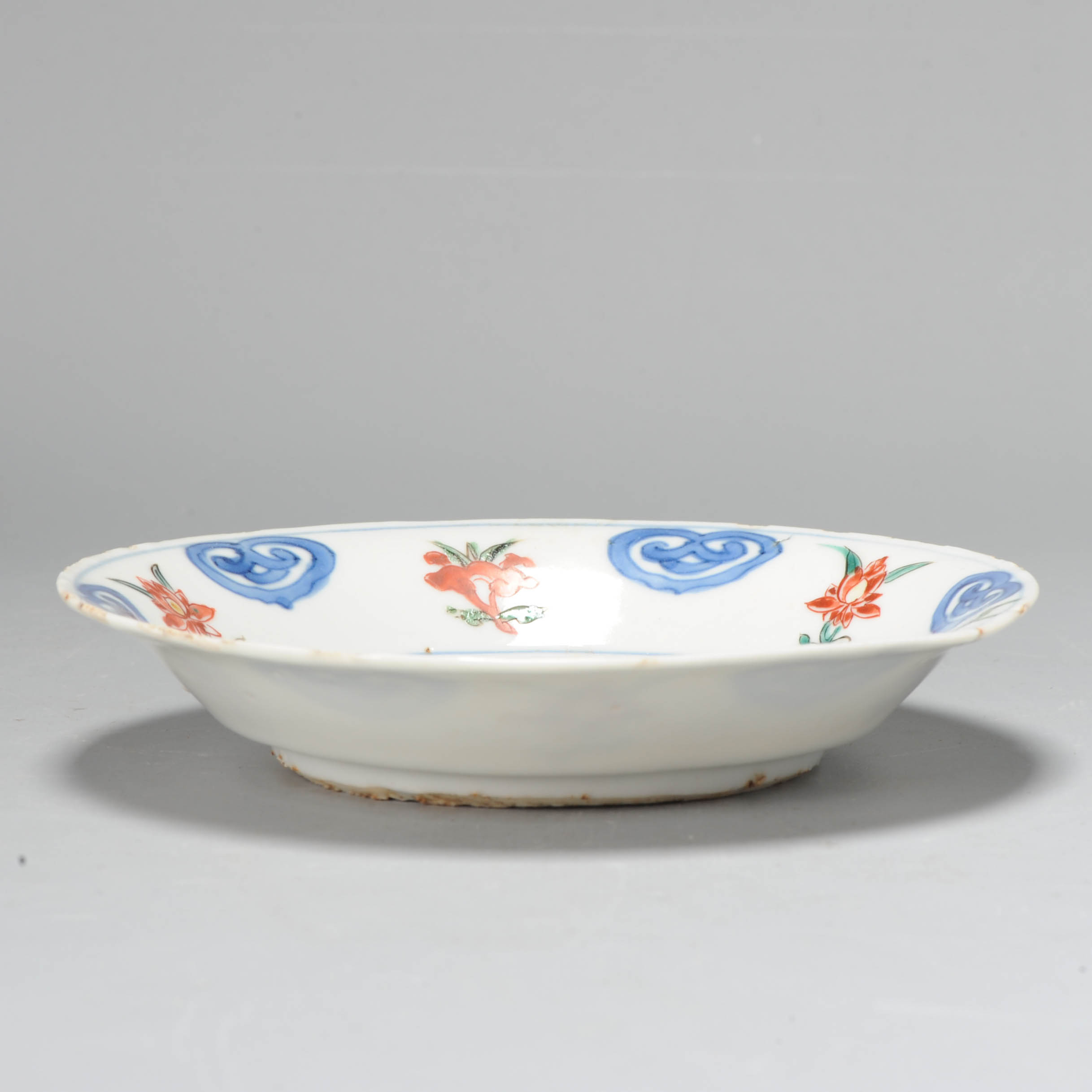 Antique Ko Akae Plate Chinese porcelain Wucai 17C Tianqi Chongzhen Symbols Fish
