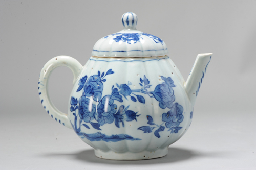 Ca 1900 European Mosa Dutch Teapot in Chinese Porcelain Kangxi style.
