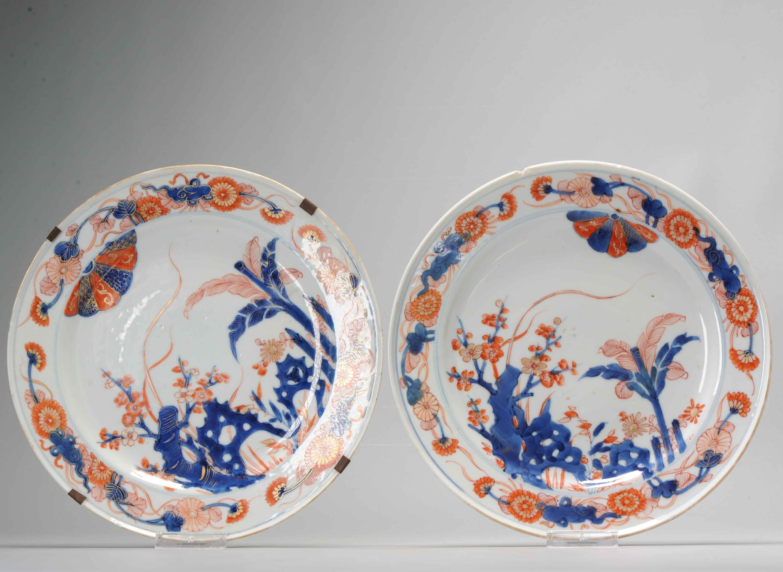 A pair of rare Chinese Porcelain Imari Flat Plates Kangxi Period Floral